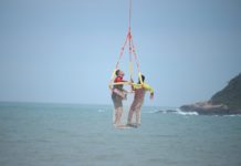 Bombeiros treinam técnicas de salvamento na Praia do Campeche, em Florianópolis