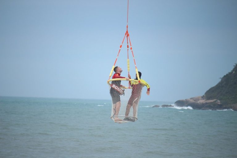 Bombeiros treinam técnicas de salvamento na Praia do Campeche, em Florianópolis