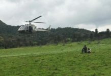 Águia 04 e bombeiros resgatam mulher que caiu de ribanceira em Bom Retiro, Serra Catarinense