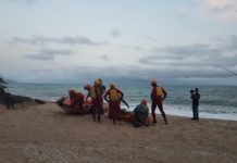 Bombeiros resgatam homem que caiu na costeira da Praia Brava, em Caraguatatuba