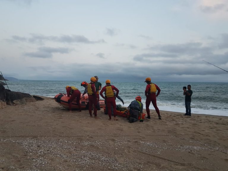 Bombeiros resgatam homem que caiu na costeira da Praia Brava, em Caraguatatuba