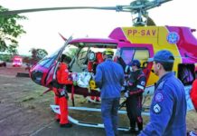 Bombeiros e SAMU de Uberaba resgatam vítimas de colisão de carro com árvore na LMG-798