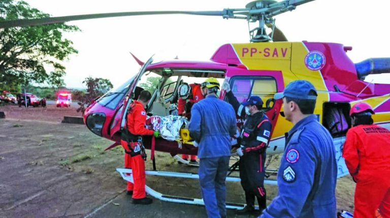 Bombeiros e SAMU de Uberaba resgatam vítimas de colisão de carro com árvore na LMG-798