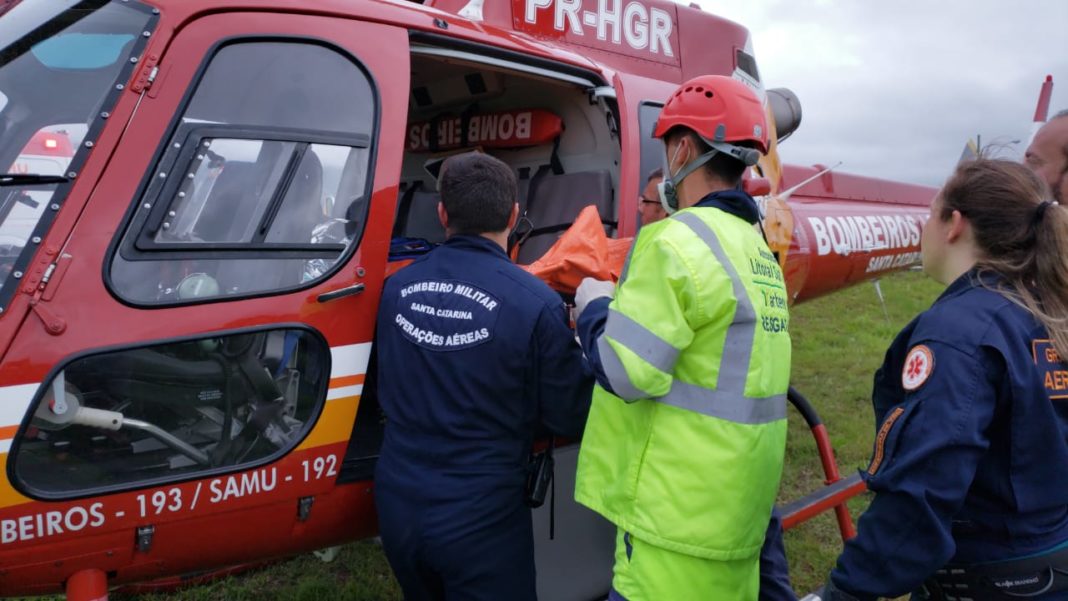 Bombeiros e socorristas da Autopista socorrem homem atropelado na BR-101, em Paulo Lopes, SC