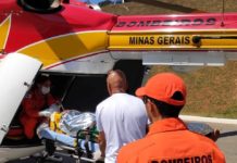 Bombeiros resgatam vítima que lesionou coluna ao pular de cachoeira em Minas Gerais