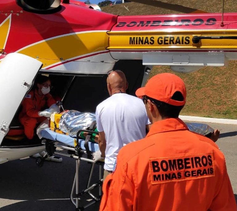 Bombeiros resgatam vítima que lesionou coluna ao pular de cachoeira em Minas Gerais
