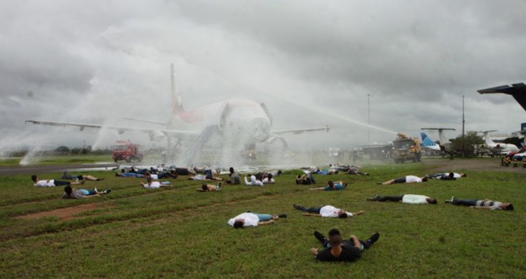 Simulado de desastre aéreo mobiliza 100 pessoas no aeroporto de São José dos Campos, SP