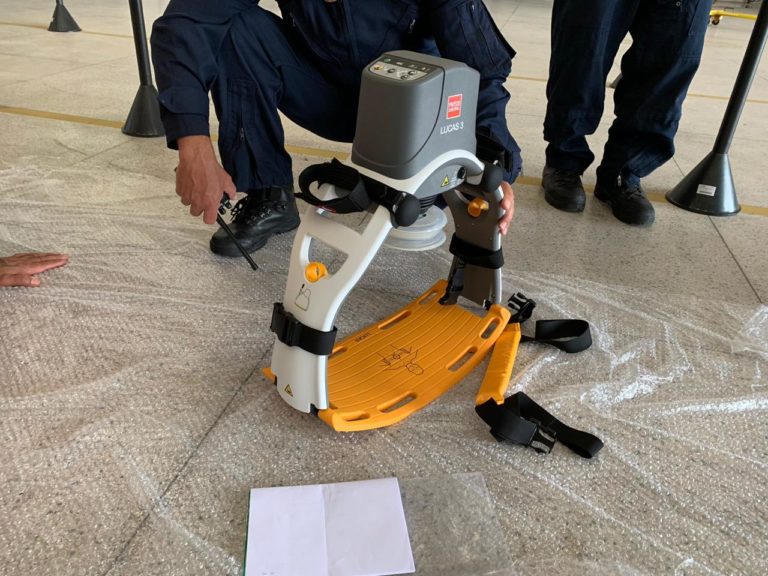 Serviço aeromédico do Batalhão de Operações Aéreas e SAMU recebe compressor torácico automático