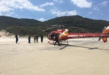 Arcanjo 01 do Corpo de Bombeiros socorre morador na praia de Naufragados, sul de Florianópolis