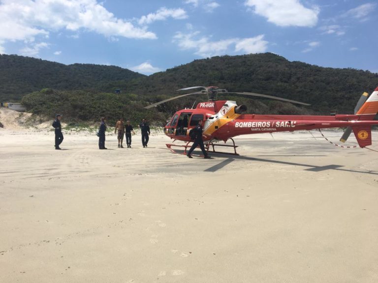 Arcanjo 01 do Corpo de Bombeiros socorre morador na praia de Naufragados, sul de Florianópolis