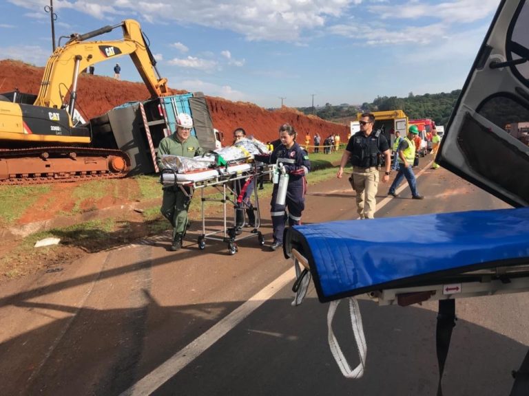 Saúde 10 e bombeiros resgatam vítima de acidente de trânsito na BR-376, norte do Paraná