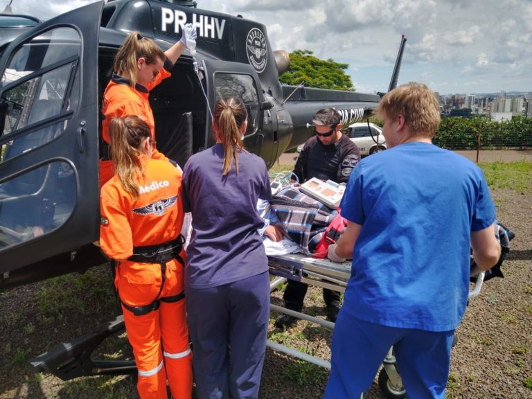 Mulher com AVC é transferida de helicóptero de São Miguel do Oeste para Chapecó, SC