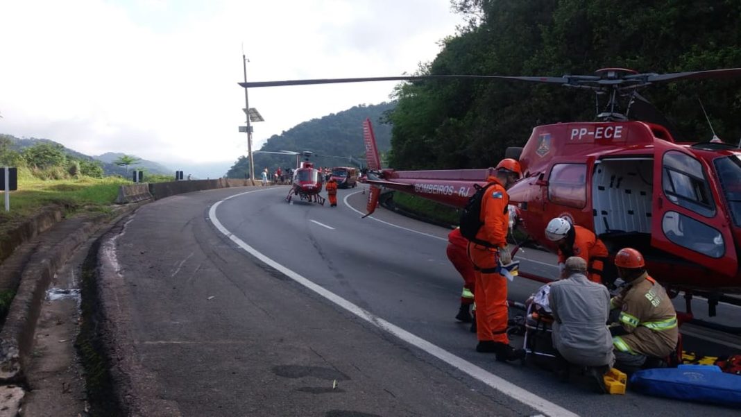Helicópteros do GOA e ambulâncias da Concer realizam resgate de vítimas de acidente com um ônibus na BR-040, RJ. Foto: Divulgação