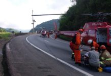 Helicópteros do Corpo de Bombeiros são usados para resgatar vítimas de acidente com ônibus na BR-040, RJ
