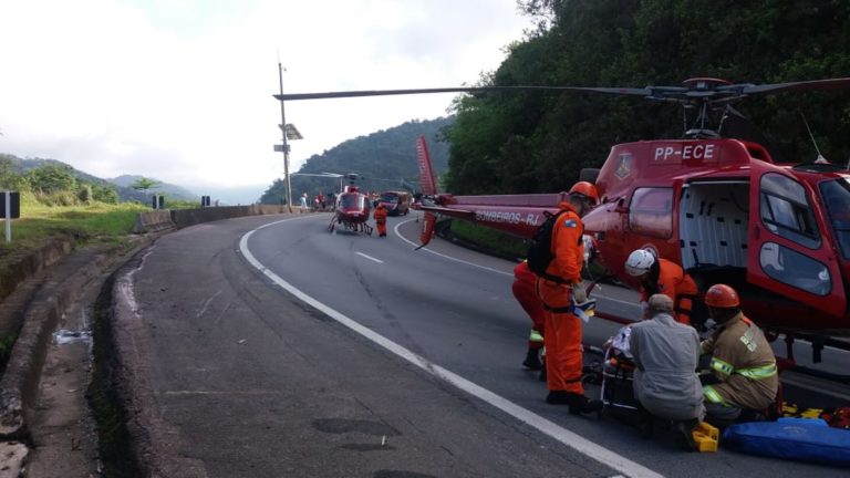 Helicópteros do Corpo de Bombeiros são usados para resgatar vítimas de acidente com ônibus na BR-040, RJ