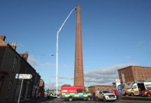 Equipes de resgate são mobilizadas para tentar salvar homem preso em chaminé em Carlisle, Reino Unido