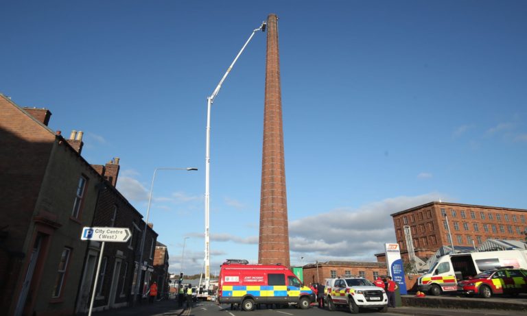 Equipes de resgate são mobilizadas para tentar salvar homem preso em chaminé em Carlisle, Reino Unido