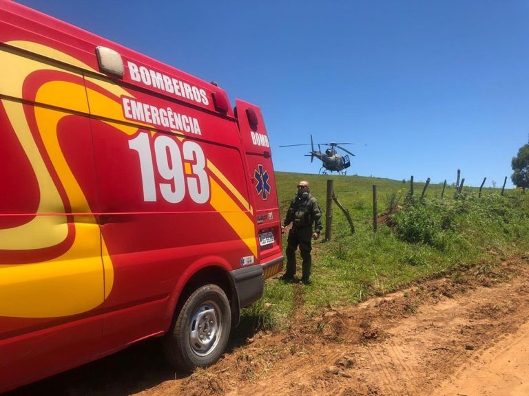 Águia 4 da PM e bombeiros resgatam vítima de acidente de trânsito em Correia Pinto, SC