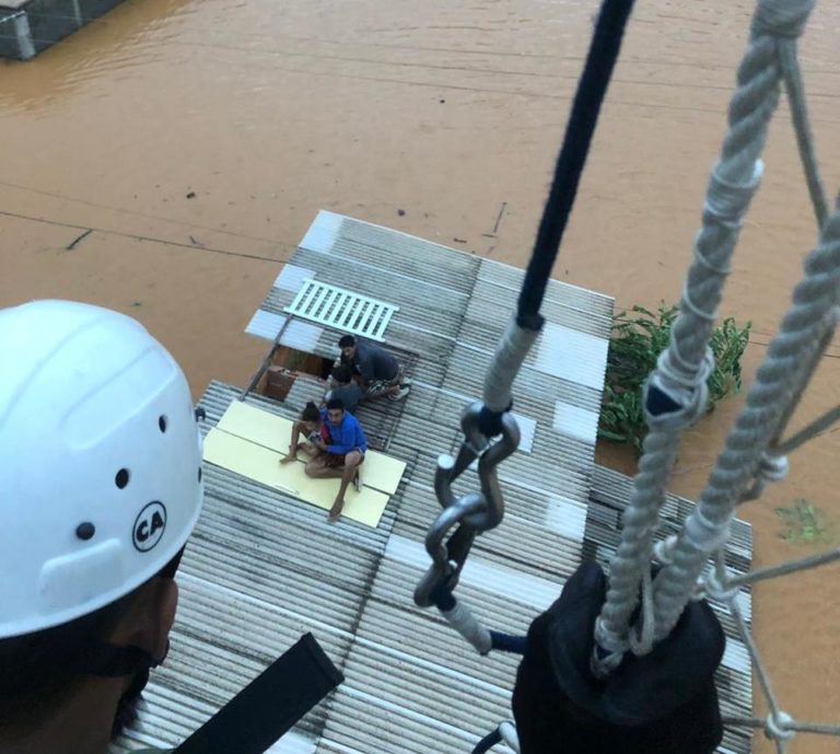 Helicópteros do NOTAER resgatam vítimas de soterramento e enchente no Espírito Santo