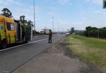 Águia da PM resgata motociclista ferido em acidente de trânsito na via Dutra, em Jacareí