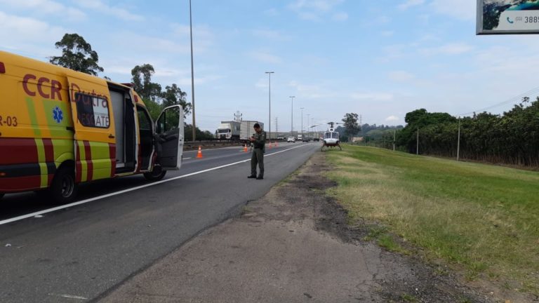 Águia da PM resgata motociclista ferido em acidente de trânsito na via Dutra, em Jacareí