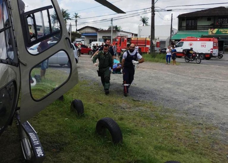 Águia 01 da PM resgata motociclista acidentado em Jarivatuba e transporta para hospital em Joinville