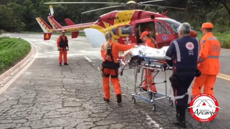 Bombeiros e socorristas do SAMU resgatam vítimas de acidente de trânsito na BR-381, em Caeté