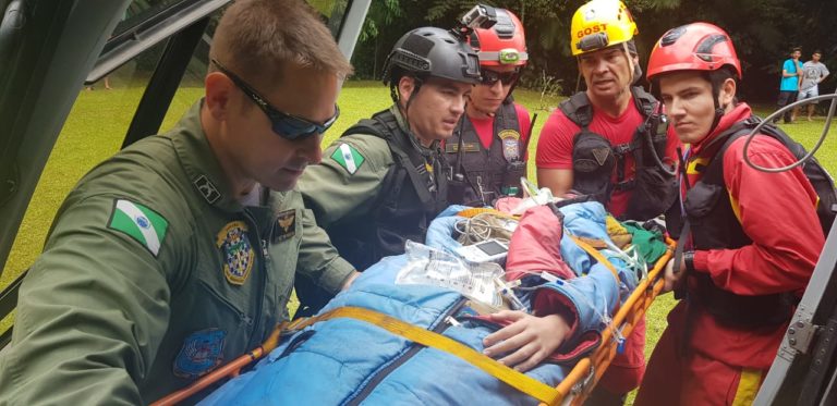Equipes do BPMOA, GOST e COSMO resgatam adolescente ferida em trilha no Pico do Marumbi, PR