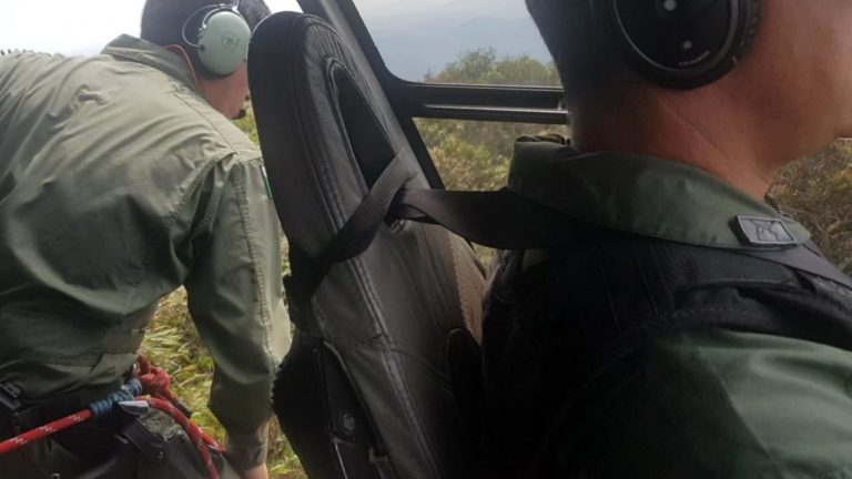Bombeiros como apoio do BPMOA resgatam mulher ferida na trilha do Pico Paraná