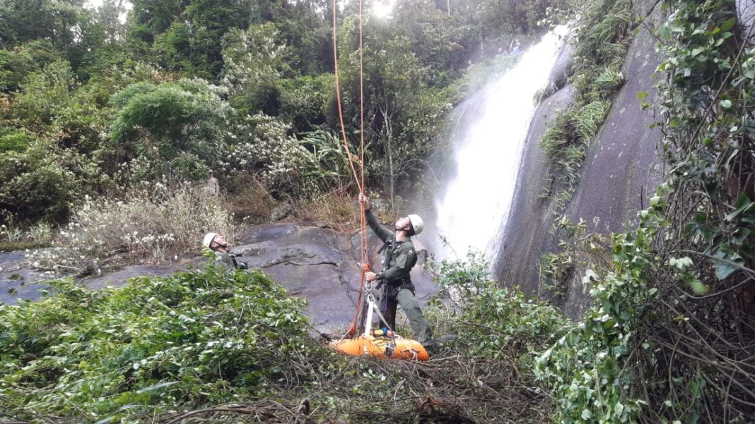Corpo de Bombeiros e helicóptero do NOTAER resgatam homem que desapareceu fazendo trilha no Mestre Álvaro, ES