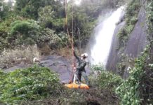 Bombeiros e equipe do NOTAER resgatam homem ferido enquanto praticava rapel no Mestre Álvaro, ES