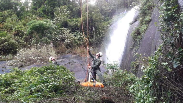 Bombeiros e equipe do NOTAER resgatam homem ferido enquanto praticava rapel no Mestre Álvaro, ES
