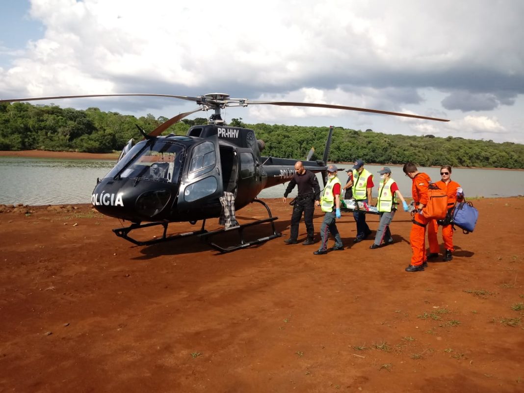Equipe aeromédica do SAER-Fron/SARA e bombeiros resgatam criança atropelada por jet ski em Guatambu, oeste de SC