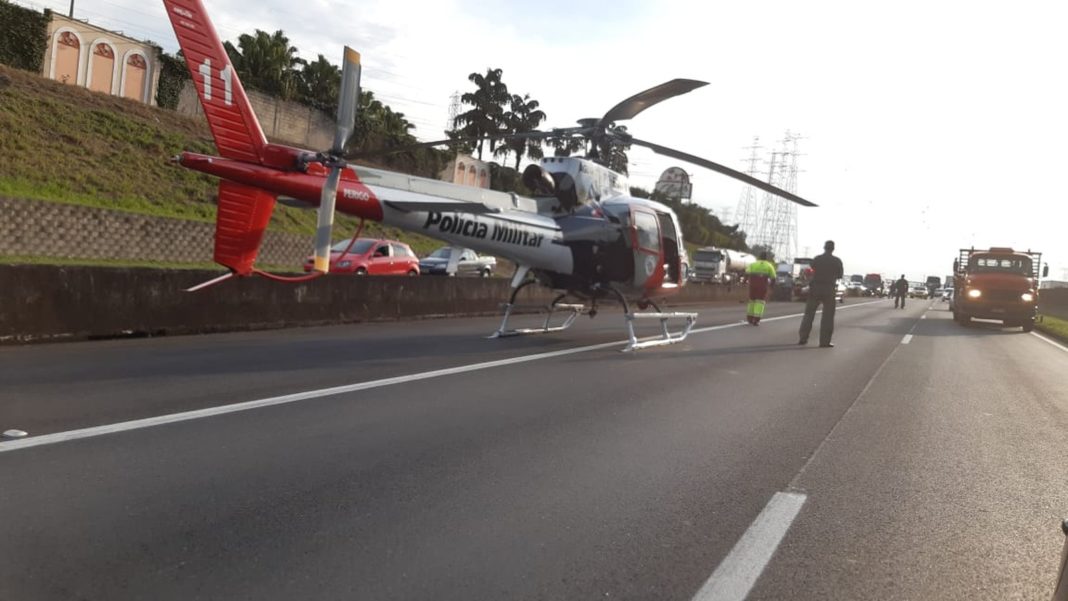 Helicóptero Águia 11 resgata motociclista após acidente na Dutra e o transporta para Hospital da Vila Industrial em São José, SP. Foto: Rauston Naves/Rádio Metropolitana