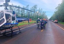 Bombeiros e equipes do SAMU resgatam vítimas de acidente de trânsito na BR-376, em Paranavaí