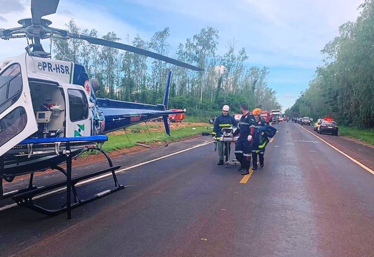 Bombeiros e equipes do SAMU resgatam vítimas de acidente de trânsito na BR-376, em Paranavaí