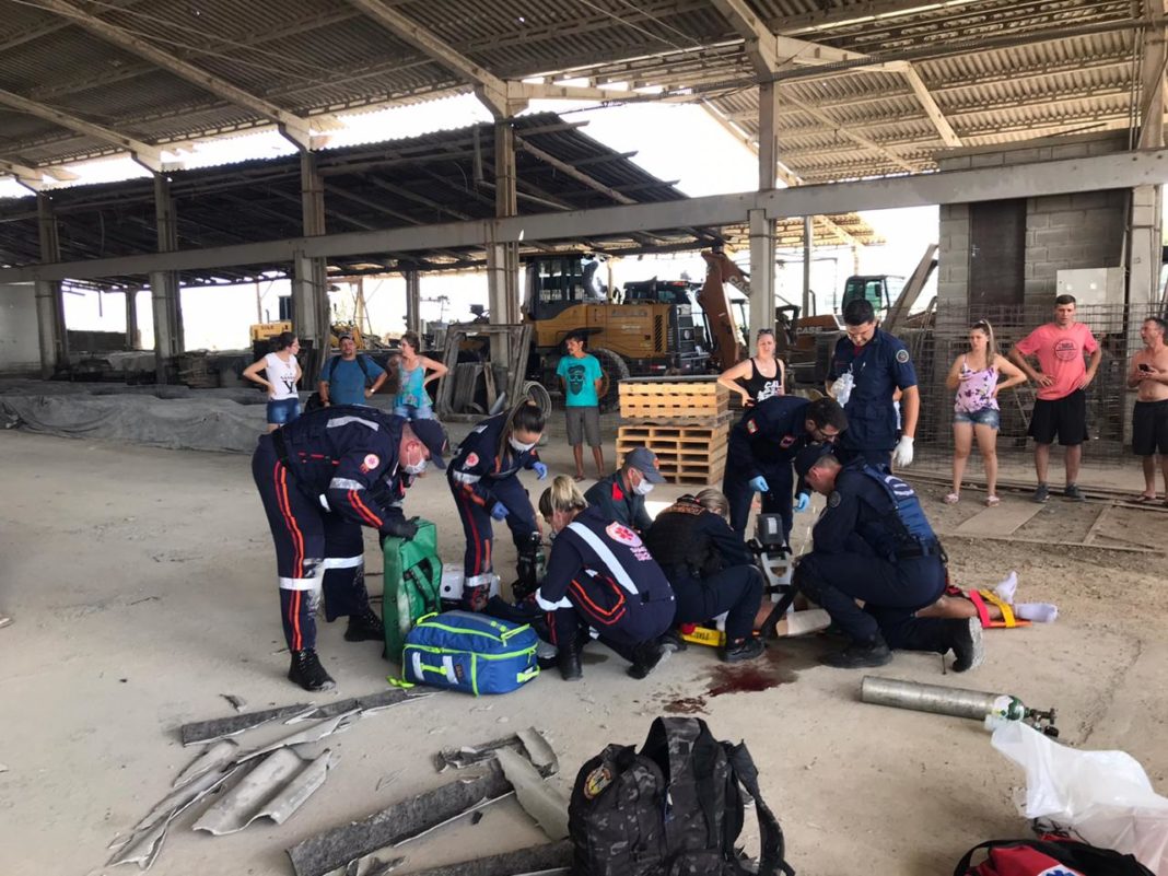 SAMU e Bombeiros com auxilio do helicóptero Arcanjo 03 resgatam vítima de queda de telhado de galpão em Itajaí, SC