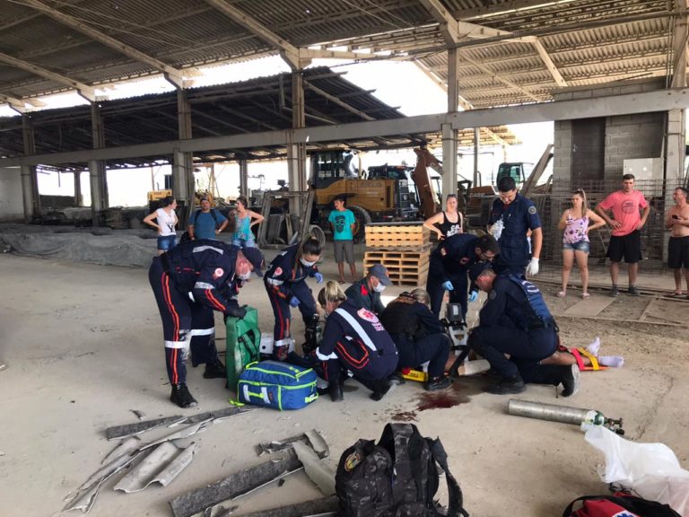 Com apoio do Arcanjo 03, bombeiros e SAMU resgatam vítima de queda de telhado em Itajaí, SC