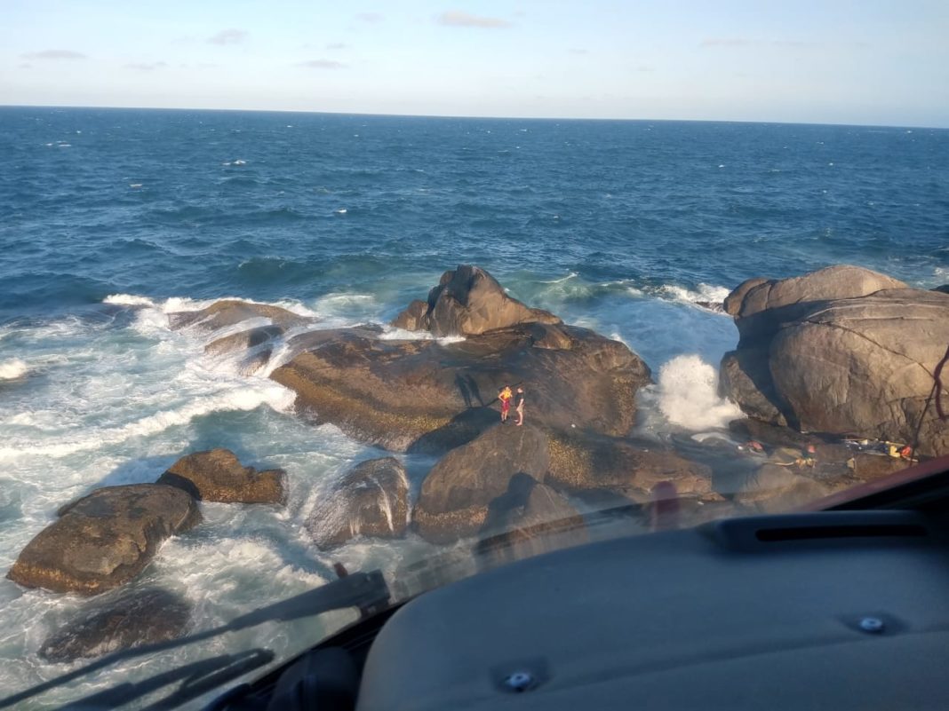 Arcanjo 03 resgata tripulantes de lanchas à deriva nas pedras da Praia da Sepultura, SC