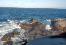 Arcanjo 03 resgata tripulantes de lanchas à deriva nas pedras da Praia da Sepultura, SC