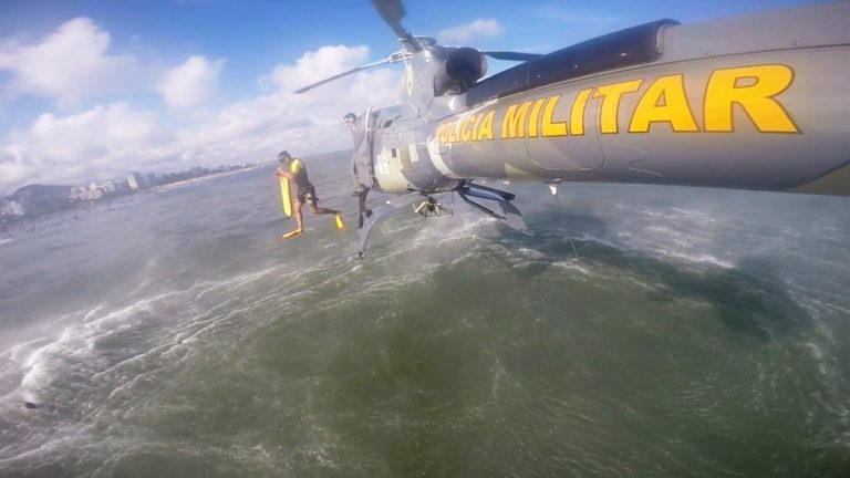 Bombeiros e equipe do Falcão 03 do BPMOA resgatam banhista na Praia Brava, em Caiobá