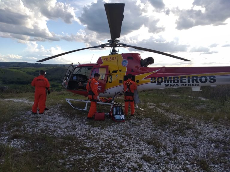 Equipes do Bombeiro e SAMU resgatam mulher que sofreu queda em trilha na Serra de São José, MG
