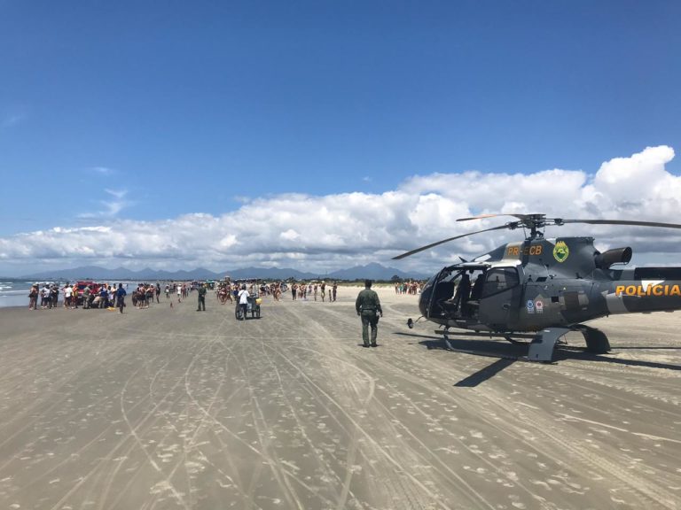 Equipe do Falcão 03 resgata banhista no Pontal do Paraná e passageira de navio de cruzeiro na Ilha do Mel