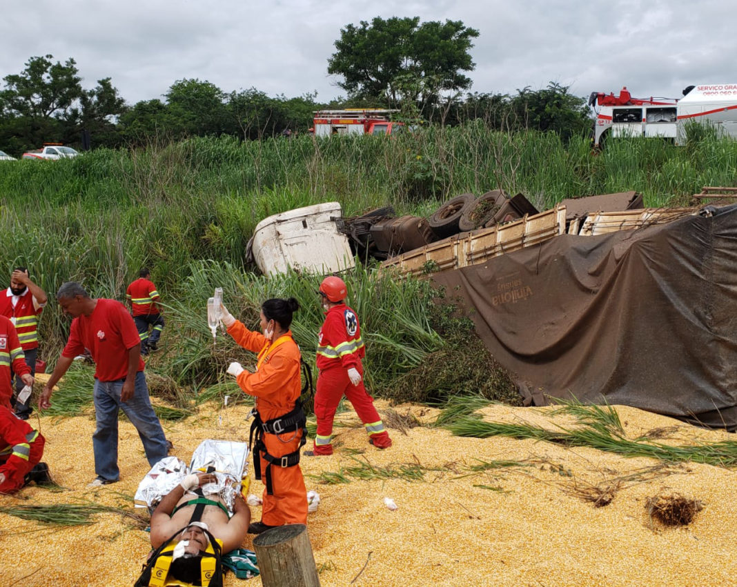 Corpo de Bombeiros de Ituiutaba e helicóptero Arcanjo resgatam motorista que perdeu controle de carreta na BR-153, MG