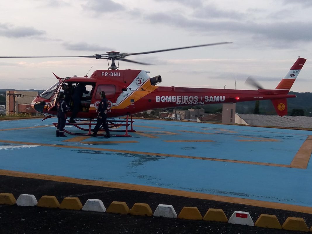 Helicóptero Arcanjo 03 transporta paciente para transplante de rim de Mafra para Hospital São José em Joinville, SC