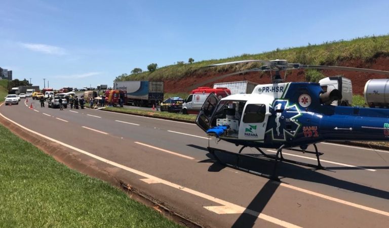 Equipes do SAMU e bombeiros socorrem vítimas de acidente de trânsito na BR-376, em Marialva