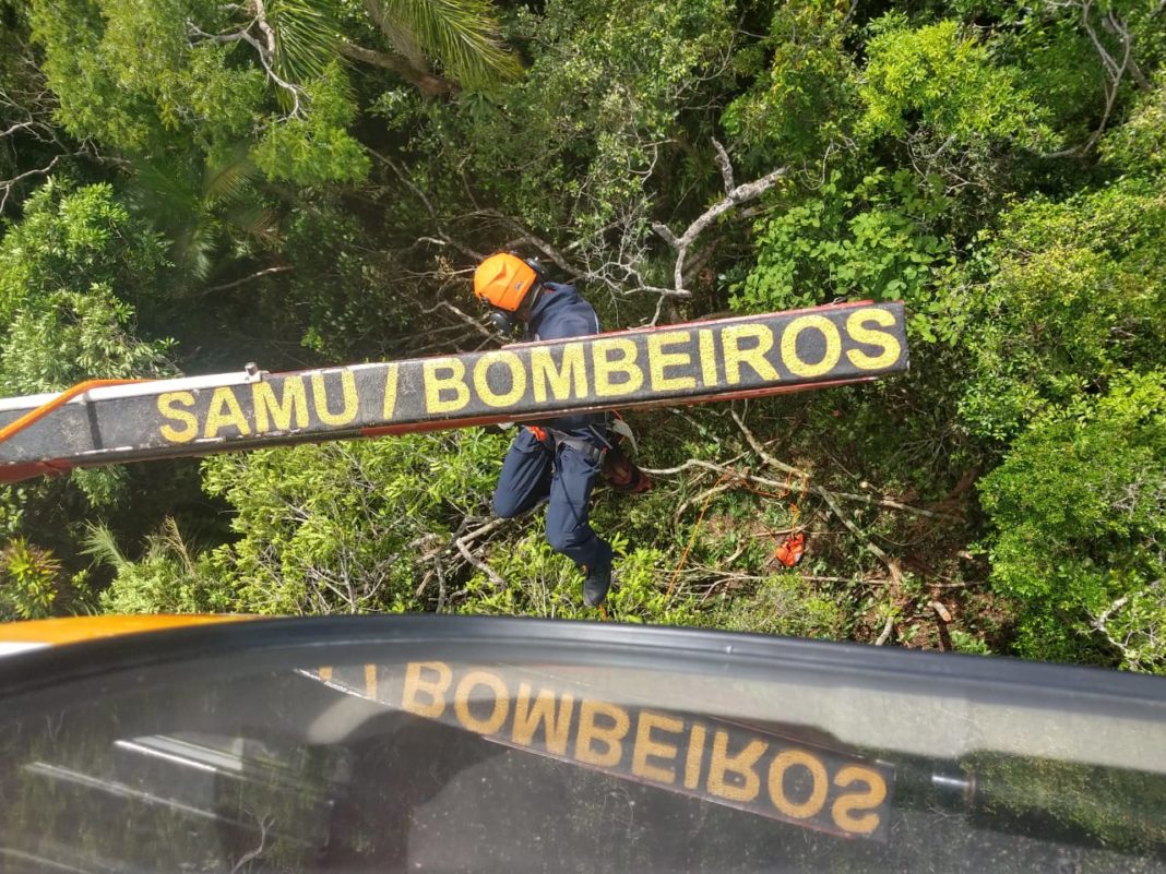 Bombeiros voluntários, Arcanjo 03 e SAMU resgatam homem que sofreu queda de cachoeira em Ibirama, SC. Foto: Divulgação.
