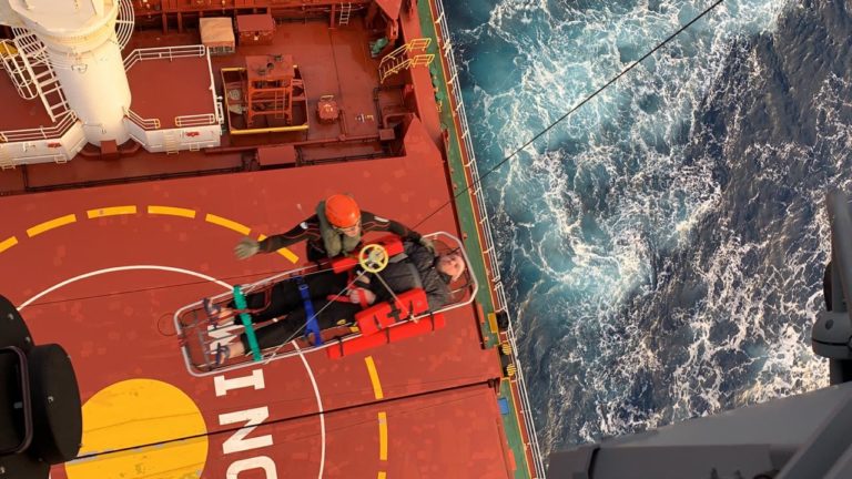 Esquadrão HU-2 da Marinha do Brasil realiza dois salvamentos, próximos à costa do ES, na mesma semana