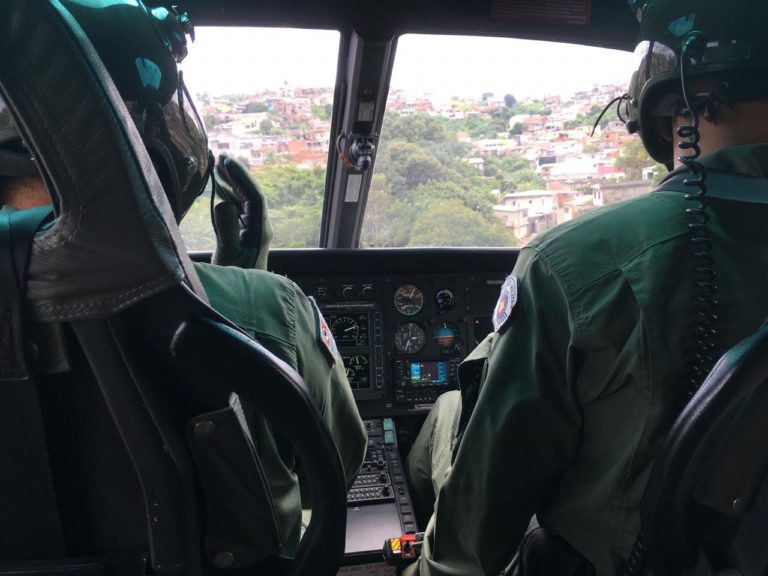 Bombeiros, veterinário da PM e equipe do Águia 23 resgatam cavalo ferido em Francisco Morato, SP