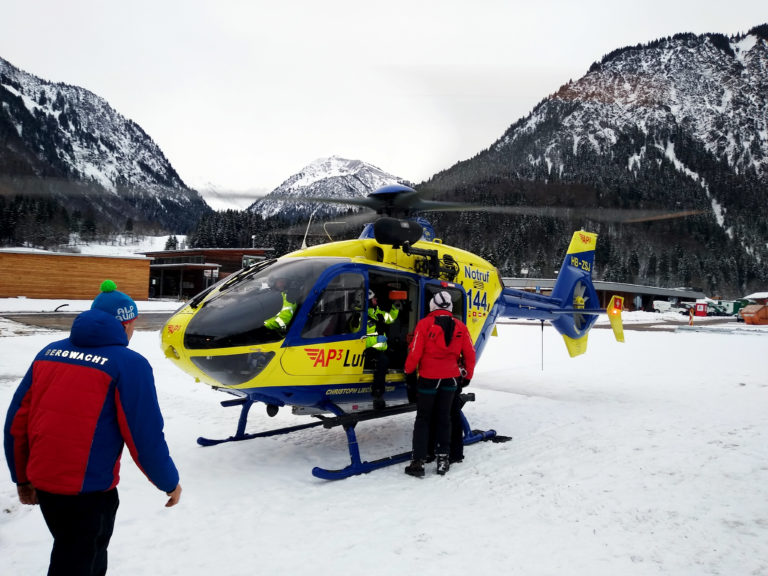 AP3 Luftrettung realizou primeiro resgate noturno com uso do guincho de dois alpinistas na Alemanha